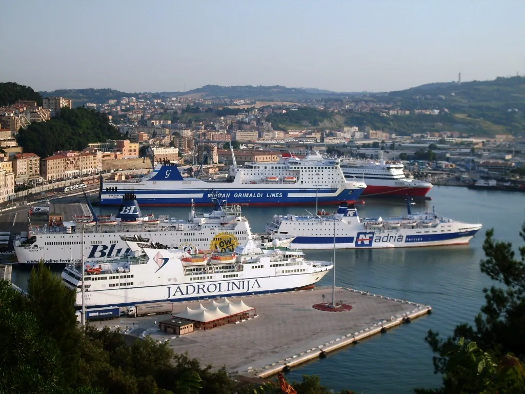 Parcheggi vicino a Porto di Ancona