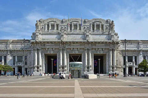 Parcheggi vicino a Stazione di Milano Centrale