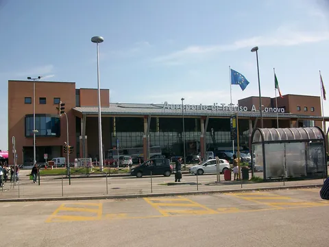 Parcheggi vicino a Aeroporto di Treviso Canova